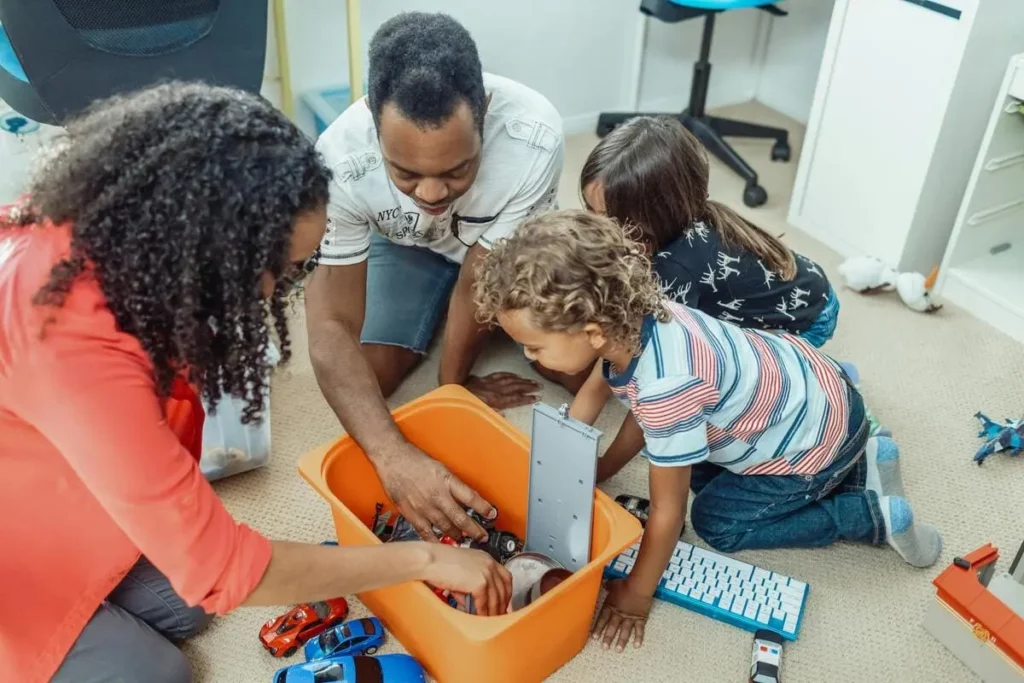 Photographie d'une famille jouant ensemble après un coaching parental