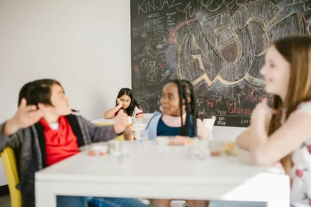 Photographie d'un groupe d'enfants interagissant autour d'une collation