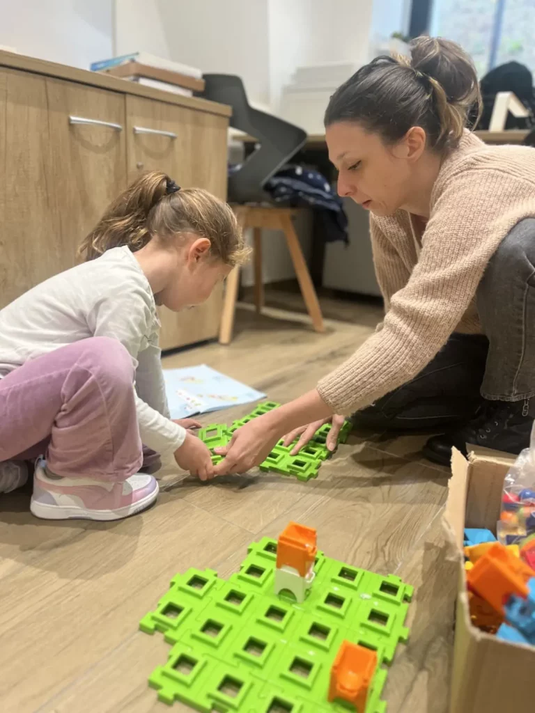 Photographie de Vanessa Riesgo qui construit un jeu avec une enfant