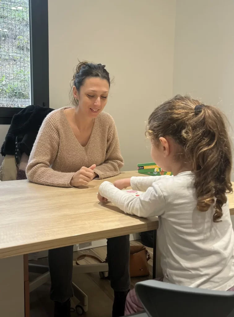 Photographie de Vanessa Riesgo avec une enfant qui observe ses comportements