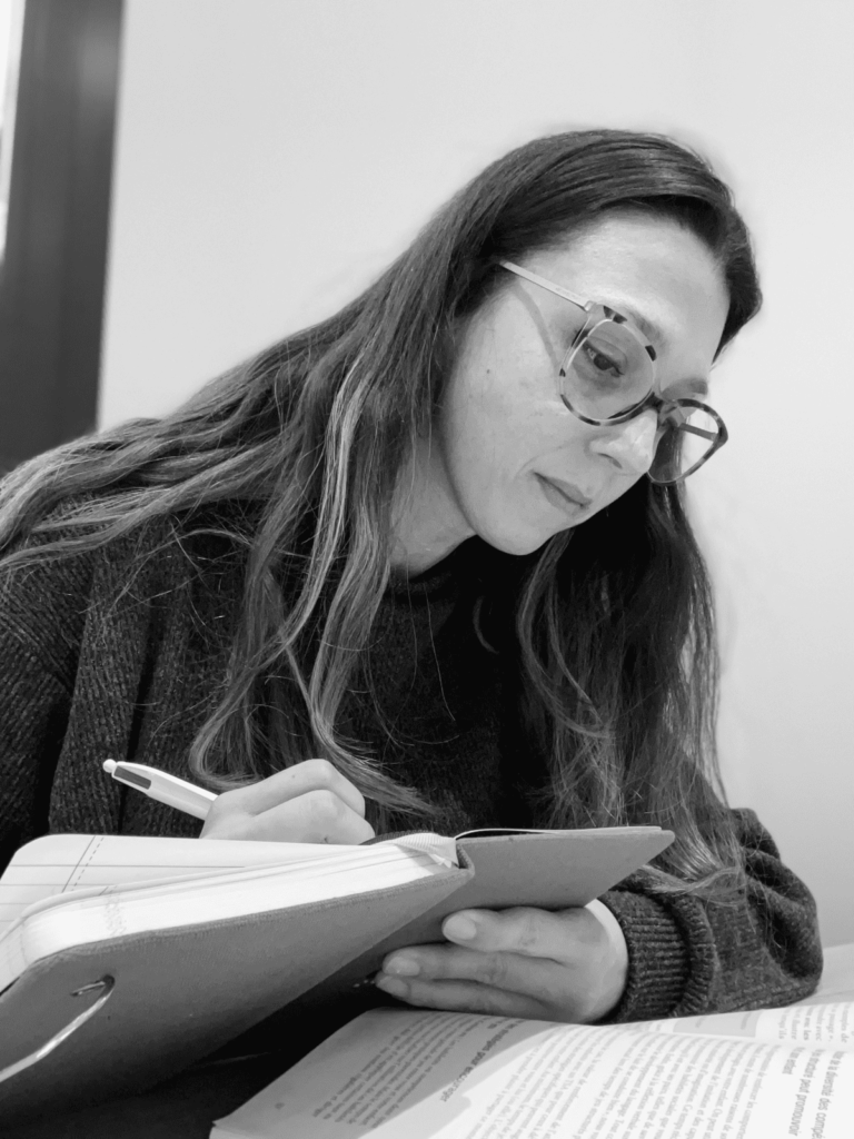Photographie de Vanessa Riesgo étudiant le résultats de recherche en ABA